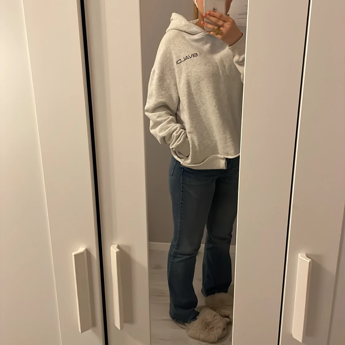 Kort hoodie med fickor - 25