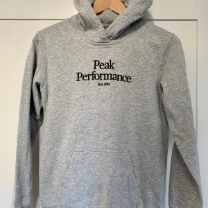 Peak performance hoodie  - Färg: Grå  Storlek: 160 Skick 10/10