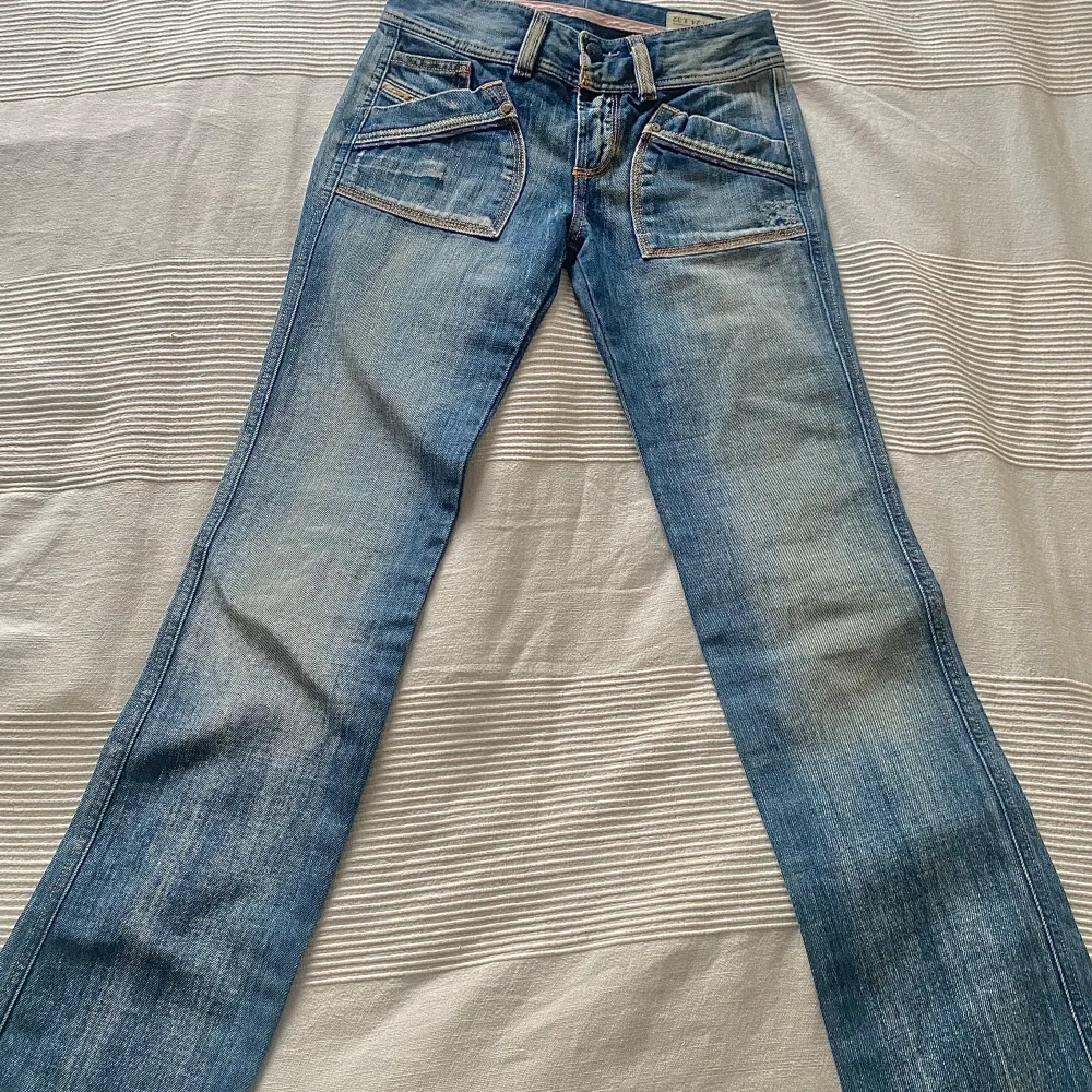 Säljer dessa super coola jeans från diesel⚡️ de är i mycket bra skick🤍 storlek= 24W 32L. Jeans & Byxor.