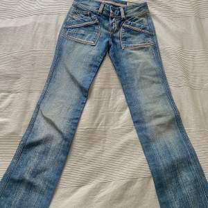 Säljer dessa super coola jeans från diesel⚡️ de är i mycket bra skick🤍 storlek= 24W 32L