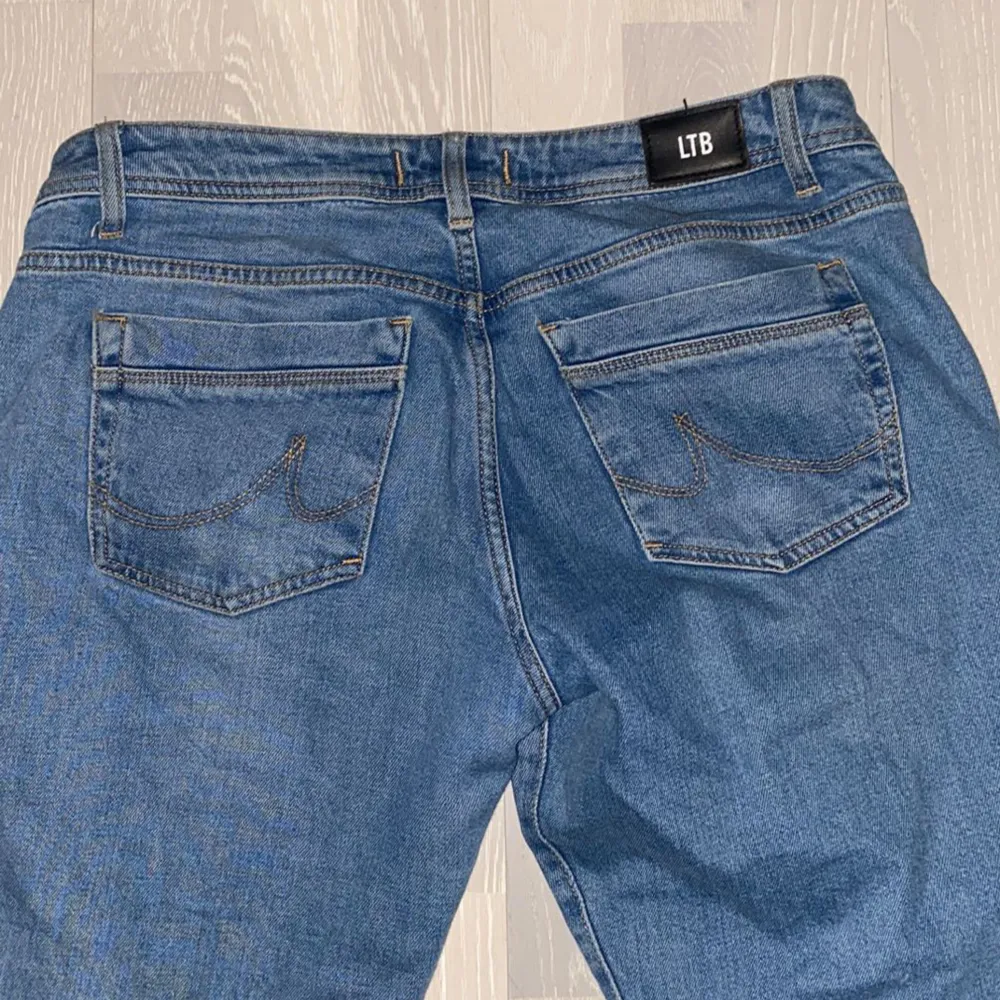 Hej! Jag säljer mina populära Ltb jeans. Skriv om ni har frågor ❤️. Jeans & Byxor.