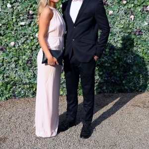 Balklänning  - Ljus rosa balklänning från Nelly, använd en gång. Jag är 1.62 lång. Klänningen är lite uppsydd, men det går att ta bort om man vill