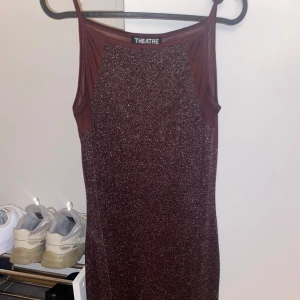 Glittrig klänning  - Glittrig kroppsnära  miniklänning. Finns ingen storlek men är en S skulle jag säga. 