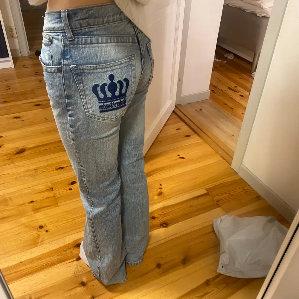Lågmidjade flare jeans i ljudblå färg.Två små fläckar men syns it alls mycket🤗 (Bild 5) Midja 32cm , Innerbenslängden 80cm❣️. Jeans & Byxor.