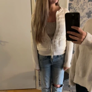 Moncler cardigan🤍 - Säljer nu min moncler cardigan då den tyvärr är lite för stor för mig. Jättefint skick och nästan oanvänd. Inga defekter och inga byten!🤍