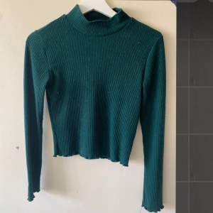 Grön polo Gina Tricot  - Jättefin polotröja från Gina tricot!! Perfekt att gå på restaurang med eller använda till vardag. Säljer för att den är för liten. Inget slitage! 🌸