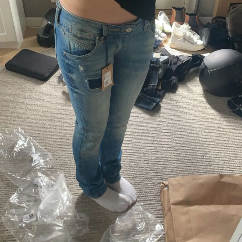 Säljer nu dessa jättefina lågmidjade byxor som tyvärr inte passade, därför är lappen kvar och de är helt oanvända❤️ Lite långa på mig som är ish 167, skriv för mer mått eller andra funderingar❤️. Jeans & Byxor.