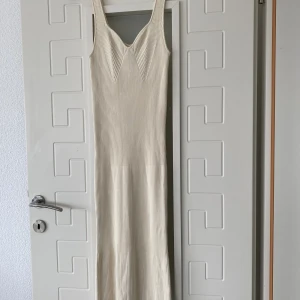 Stickad klänning  - Stickad klänning helt ny köpt, med prislapp. Xl men inte så stor passar För de med M men lite stor vid midjan ifall man vill ha det tajt. Priset kan diskuteras 