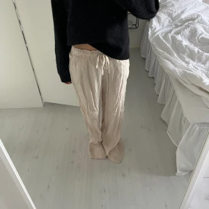 Linnebyxor - Alldeles för långa linnebyxor. Jag är 165cm 