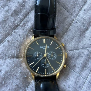 Bonvier Klocka - Klockan är vattensäker ned till 50 meters djup (5 atm tryck). Det betyder att den tål vattenstänk, regn och försiktig tvätt/sköljning med rent vatten. Vi rekommenderar inte att du simmar när använder klockan. Klockan är äkta Ordpris: 2100