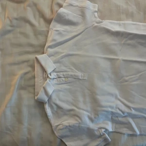 Piké tröja - Jag säljer min vita piké tröja. Använt en gång