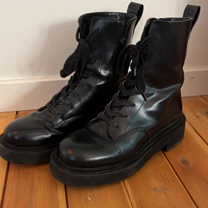 Svarta monki stövlar/kängor - Ett par svarta kängor från monki i strl 38. Köpte dom för ca ett år sedan men har inte använt dom på en lång tid. Den enda defekten är att den ena kängan har fått en liten skrapa men det är inget jag ens märkt förens idag. Använd gärna köp nu❤️