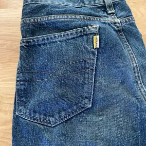  Supercoola jeans från crocker som inte säljs längre. Står ingen storlek men skulle gissa på M ungefär. Är lite korta på mig som är 175, pris kan diskuteras😊