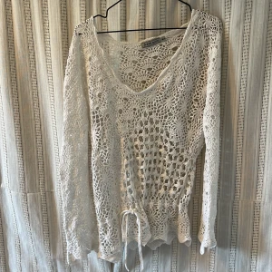 Stickad tröja  - Jätte fin tröja från Fresh spirit i storlek 38! Men den passar mig och jag använder storleken S vanligtvis! Den är nästan aldrig använd! Perfekt fynd nu till sommarn 🤗