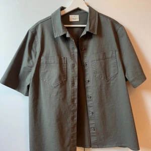 Grön skjorta - Säljer en skjorta i Storlek S från A design. Ändvänd väldigt få gånger så väldigt fint skick☺️