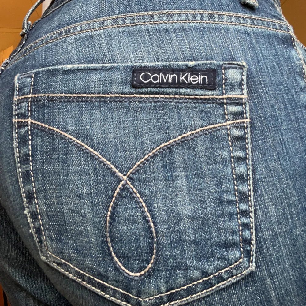 Säljer mina fina CK jeans som köptes second hand. De är lågmågmidjade straight/flare💙. Jeans & Byxor.