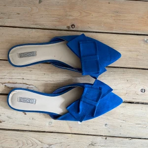 Skor  - Super söta sandaler från mango, nypris 600, strlk 40 men små i storlek så skulle säga strlk 39