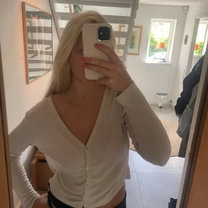 Kofta från Zara - Nu säljer jag denna jätte snygga koftan från zara. Den är lätt att styla och passar till nästan alla byxor. Använd endast några få gånger.