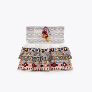 Säljer denna superfina kjolen med broderade detaljer från Zara💓 bra skick! 😇
