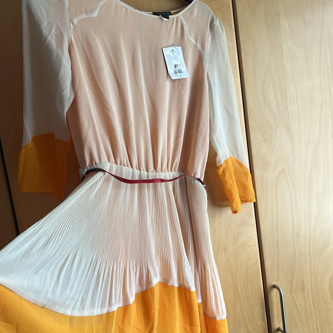 Tvåfärgad fin klänning  - 91