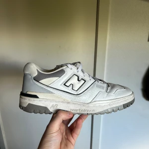 New balance 550 Nyskick!  - Ett par New balance 550 i toppenskick! Använd ca 2 gånger då dom är förstora för mig. Inköpta från selvage i Kalmar. Storlek 40,5