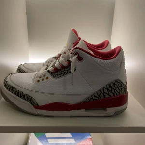 Jordan 3 retro  - Säljer mina Jordan 3 retro cardinal red pågrund av jag använder inte skorna längre. Box finns och de är ganska bra skick hör av er om ni har några frågor.