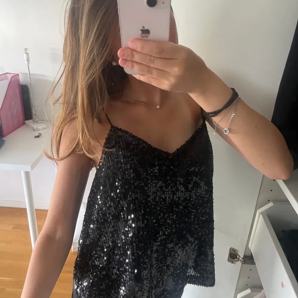 JĂ€ttefin glittertopp i svart som passar perfekt till fest eller festivaler! Den har inga tecken pĂ„ skador đ€đȘ© Kom privat för fler frĂ„gor!. YlĂ€osat.