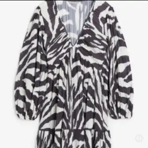 intressekoll på min helt nya supersnygga zebra klänning!!🙌🏽den är helt slutsåld på hemsidan! 💗 ge prisförslag och skriv för fler bilder!💞💞