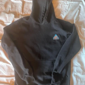 Svart hoodie - En najs svart ganska baggy hoodie storlek xs men funkar för s med bra skick 7/10 ny pris ca 450 kr mitt pris 200 kr