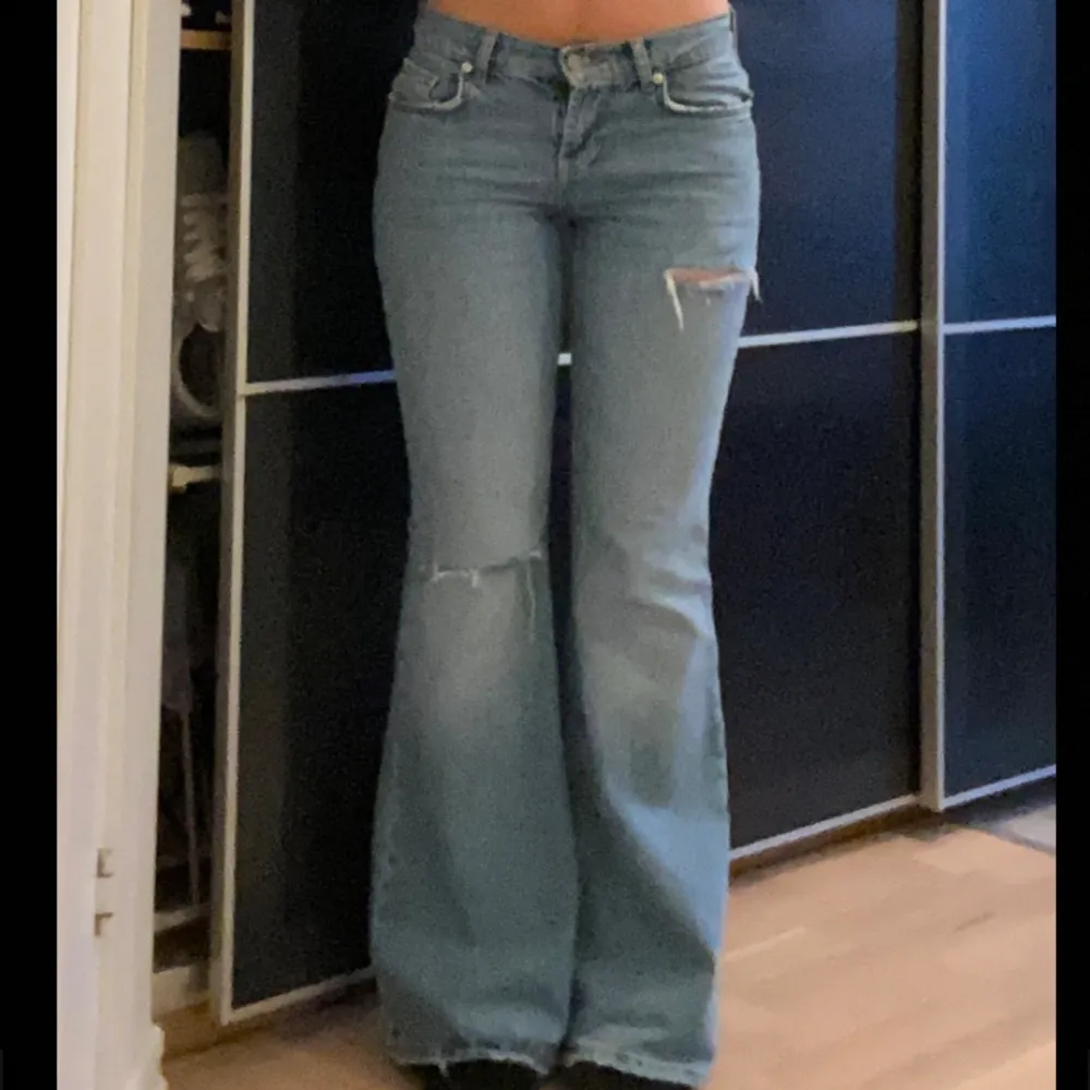 Superfina lågmidjade håliga bootcut jeans som är oanvända💗 Midjemåttet:ca 36-37cm Innerbenslängden: 78cm (skriv för mer bilder och info). Jeans & Byxor.