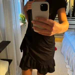 Svart kjol  - Säljer denna fina kjol då den inte kommer till användning. Från only i storlek xs men passar från xs-m skulle ja vilja säga 