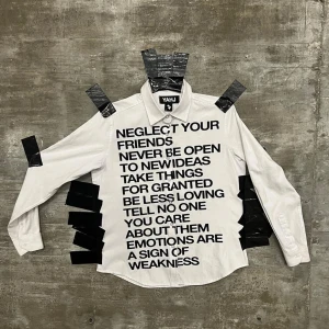 Yahj Skjorta - Otroligt unik skjorta från det amerikanska märket Yahj, betalade 1100 för den inklusive frakt o tull. Skick 10/10 Sitter snyggt på mig som är 179   Liknar Junya Watanabe SS02