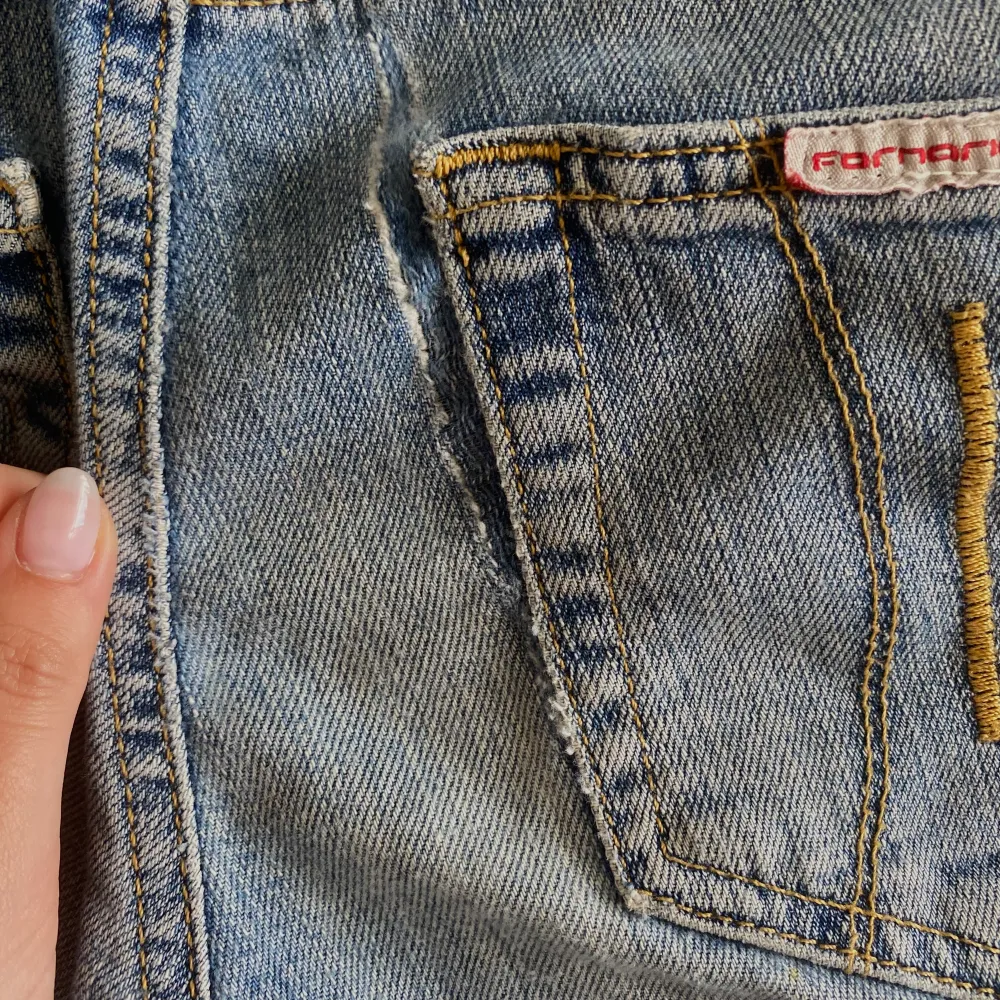 De perfekta lågmidjade jeansen!! Har varit ett favoritpar men kommer ej till anvönding längre OBS har en reva där bak (se bild 2) går säkert att fixa hemma eller hos en skräddare🌟MÅTT: 36cm midja, 84cm innerben. Jeans & Byxor.