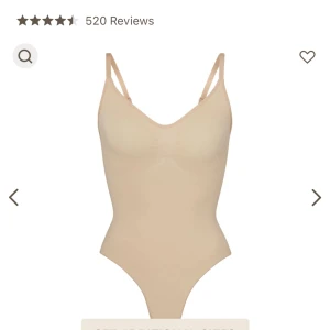 Skims shapewear ”Thong Bodysuit” - Shapewear från skims, ”Seamless sculpt thong bodysuit” i färgen Mica. Den ger jättebra support och är endast testad på, inte använd. Beställde flera och bestämde mig endast för att behålla en. Har även ””Mid thigh bodysuit” även den i färgen Mica.