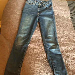 Skinny jeans  - Blå skinnet jeans i fint skick