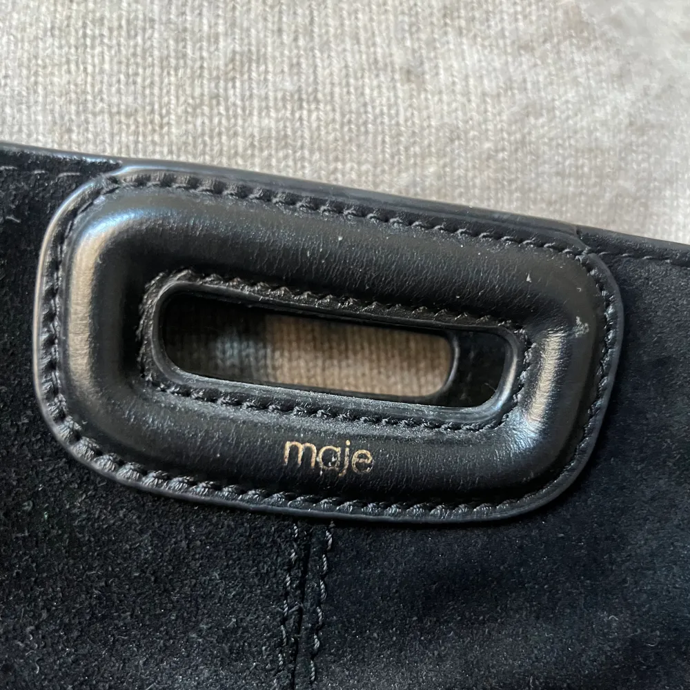 Så cool svart Maje väska i den lilla modellen. Materialet är mocka. Väldigt fint skick, väldigt sparsamt använd! Dustbag medkommer. Nypris: 2700kr.  Mycket bra skick endast liten nopprig men går nog att borsta bort med mockaborste. 💕Skriv vid frågor!. Väskor.