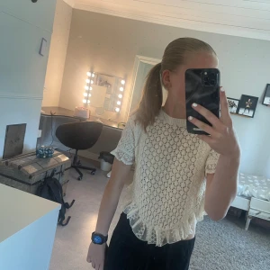 virkad topp ifrån zara - super fin topp ifrån zara endast provad säljer då den inte kommer till användning. köpt för 300 säljer för 180kr 