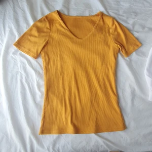 Gul tshirt - Köpt i Japan och ganska tjockt tyg. Senapsgul. 