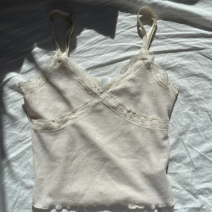 Spets linne - Jättegulligt spetslinne! Säljer pga inte min stil längre🌟💕