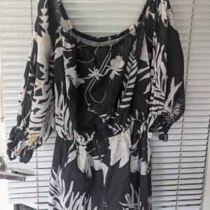 Jumpsuit/byxdress Anna Glovers X H&M,42 - jumpsuit från Anna Glovers samarbete med HM. Härligt sommarkänsla i skön bomull.  I fint begagnat skick ytludd (noppor) förkommer dock och det är blekare än nytt,vg och se bilder  stl 42