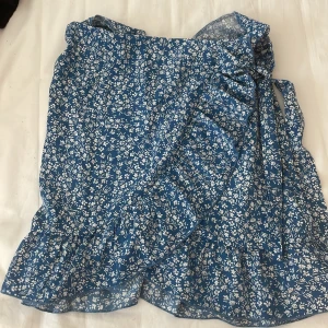 Kjol - I jätte fint skick, aldrig använd.