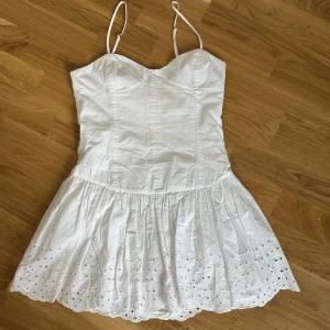 Zara dress - Super fin vit skort lik klänning som passar perfekt till sommaren! Ny skick och använd endast en gång! 