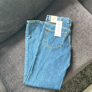 Gina tricot Low Waist jeans - Ny med prislappar på, prislappen är lite skadad men de var så när jag köpte den, men jeansen är aldrig använda och har alla lappar, glömde returnera så därför säljer jag 🥰 nypris 500kr   Pris kan diskuteras🩷