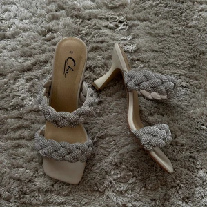 Klackar - Säljer dehär snygga klackarna 👠 använt en gång men är i helt nyskick. Silver”diamanter” på. 