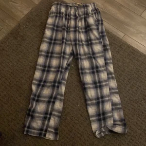 Rutiga pyjamasbyxor  - Rutiga pyjamasbyxor nästan oanvända, de är för korta för mig så de är därför ja säljer dom och de kommer ej till användning❤️🫶🏻