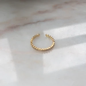 Ring från Yomie  - Yomie har fina kvalitativa prisvärda ringar som endast kostar 99kr 💕 Alla är vattentäta och gjorda av rostfritt stål 💛 Ringarna orsakar alltså inga utslag 💕Denna ring är justerbar & i färgen guld 💛 För fler frågor/bilder skicka ett meddelande💕