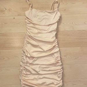 Klänning - Klänning i storlek S, aldrig använd. Skriv privat för fler bilder.