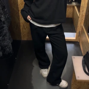 Svarta byxor  - Säljer ett par svarta manchesterbyxor lågmidjade från weekday!✨ Knappt använda pga. hund päls fastnar på de ganska fort:( De sitter inte heller som jag vill ha de💕 Skriv för frågor!