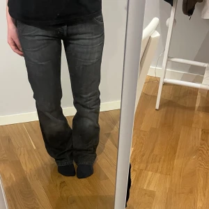 Mörkgråa lågmidjade jeans - Säljer dessa superfina mörkgrå lågmidjade jeansen.💗