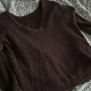En brun mysig sweatshirt som är perfekt nu på lite kallare sommar kvällar att bara dra på sig 🧸 strl XS ifrån NA-KD